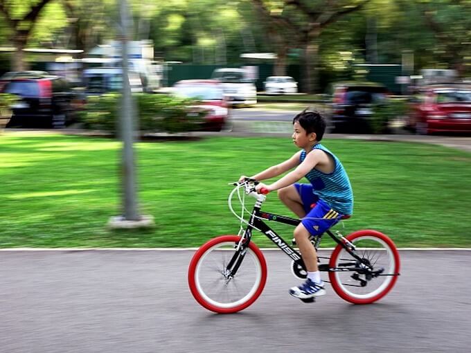 自転車を漕いでいる男の子