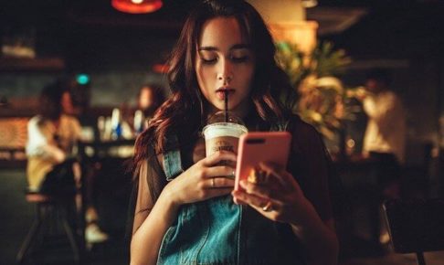 コーヒーを飲む女性